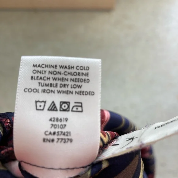 Ann Taylor blue shirt w/ flowers, slight ruffled collar, v neck. Size M - Picture 5 of 5